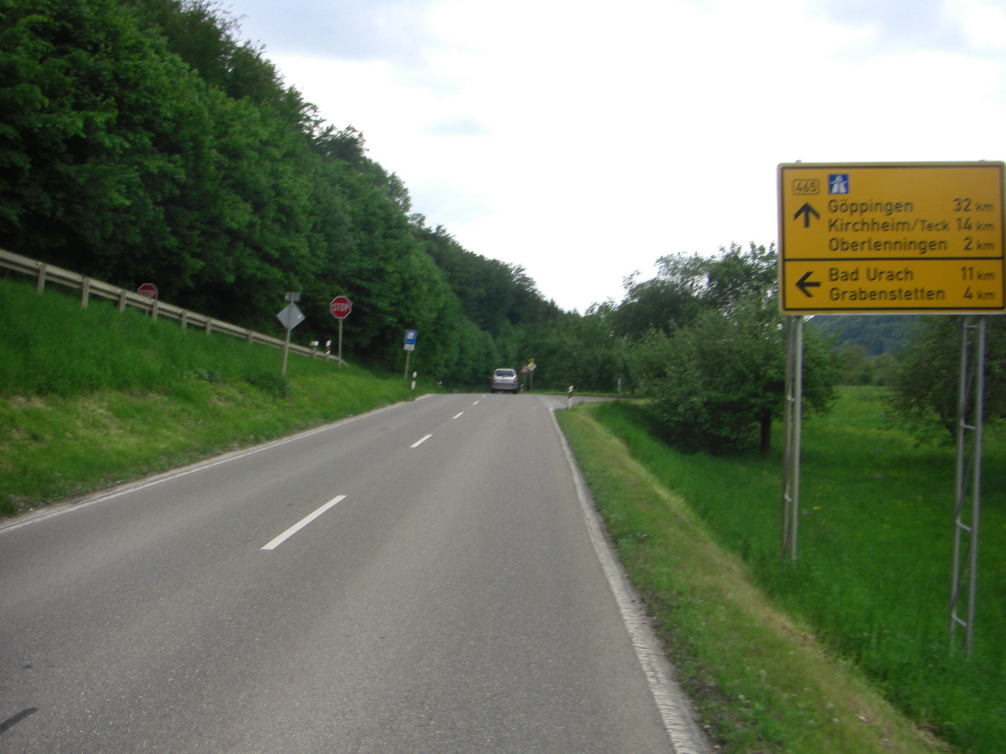 Hier geht es scharf links ab nach Grabenstetten.