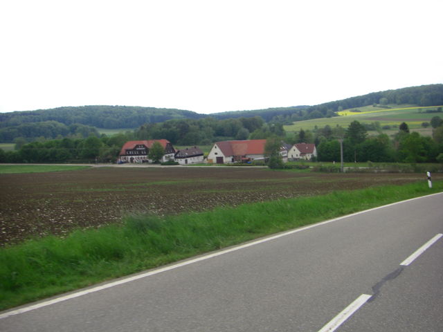 Das Otto-Hoffmeister-Haus im Randecker Maar, dahinter die Torfgrube.