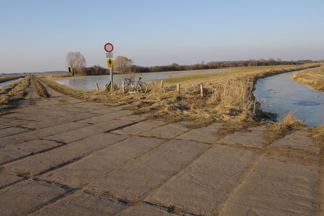 Plattenweg-Kreuzung im Osten von Glienick. Geradeaus endet der Plattenweg nach 3 km im Nichts.