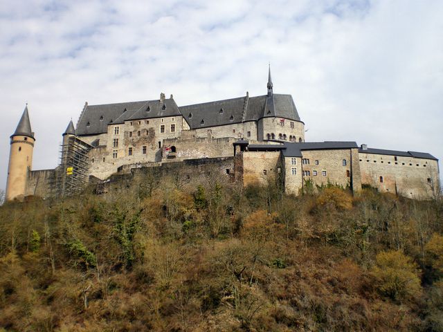 Das mächtige Château in seiner vollen Pracht (einst eine Ruine, dann liebevoll wieder rekonstruiert und aufgebaut) 