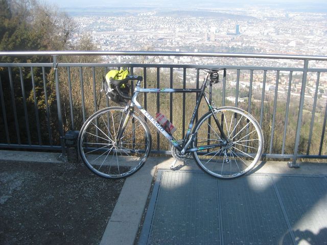 Velo auf Probefahrt, im Hintergrund die Stadt Zürich