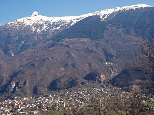 Blick auf Maruso, auf die Veloauffahrt und auf dem Pizzo Claro(2727m).