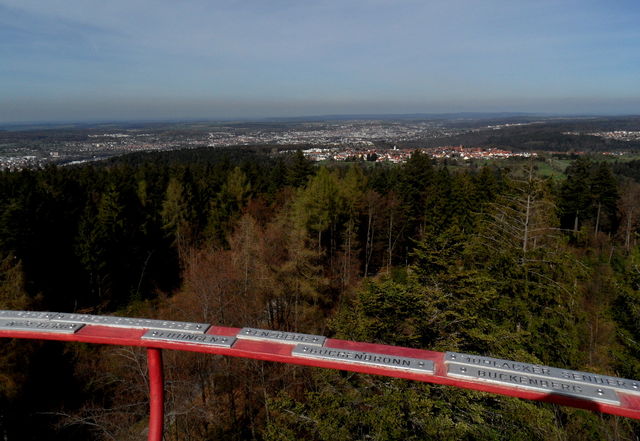 oben: der Megaausblick auf Pforzheim, Kraichgau, eventuell auch Odenwald
