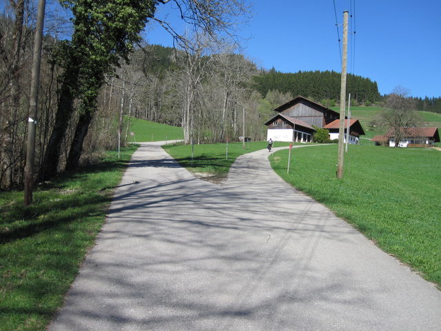 Hof Oberweihbach: links vorbei oder rechts mitten durch