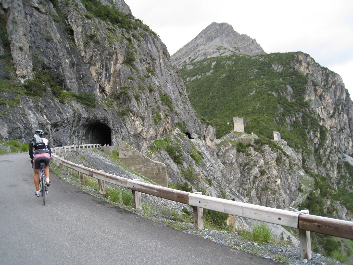 Schließlich sind die beiden Tunnels kurz vor dem Pass erreicht.