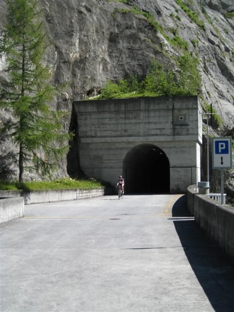 Durch einen relativ dunklen Tunnel...