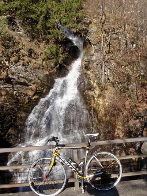 Wasserfall in der langen Querung des Steilhangs nach Gribbio.