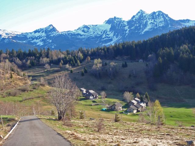 auf dem Weg zur Alpe Piota, unten Segin(1385m), hinten  Pizzo d