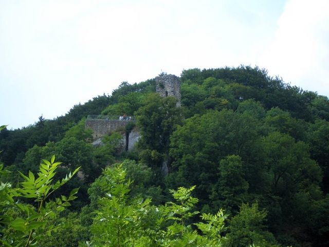 Burg Hohenhundersingen.
Buckelquaderbergfried.