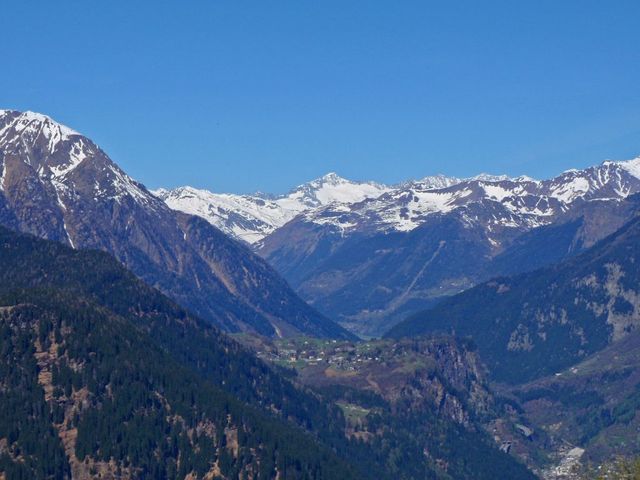 Blick auf Dalpe und im Hintergrund das Gotthard Massiv.