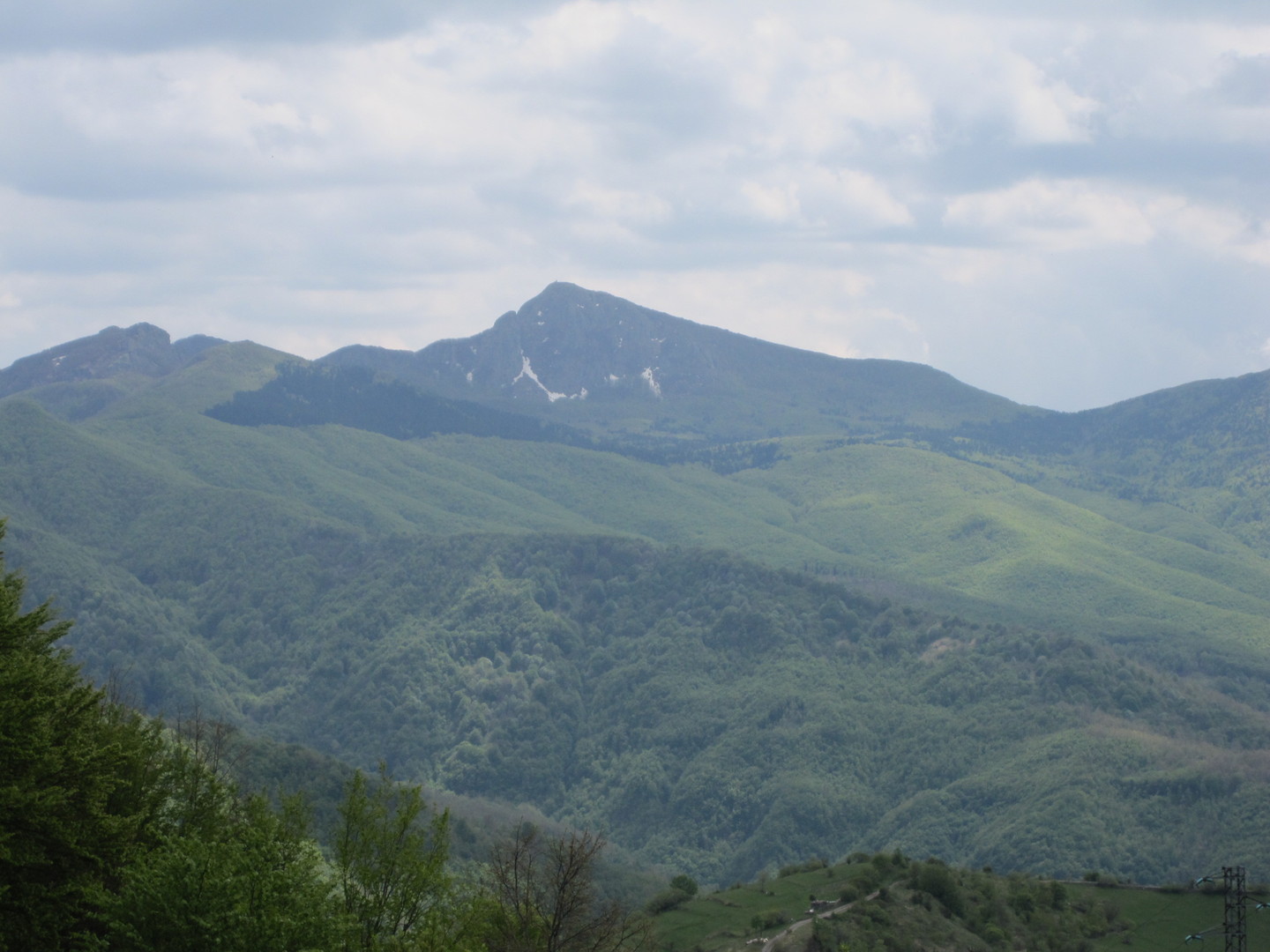 Berge jenseits des Val d'Aveto.