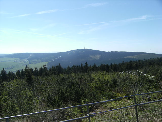 Blick vom Fichtelberg nach Süden auf den Keilberg/Klinovec.