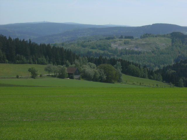 Blick von Norden auf Fichtelberg und Klinovec.