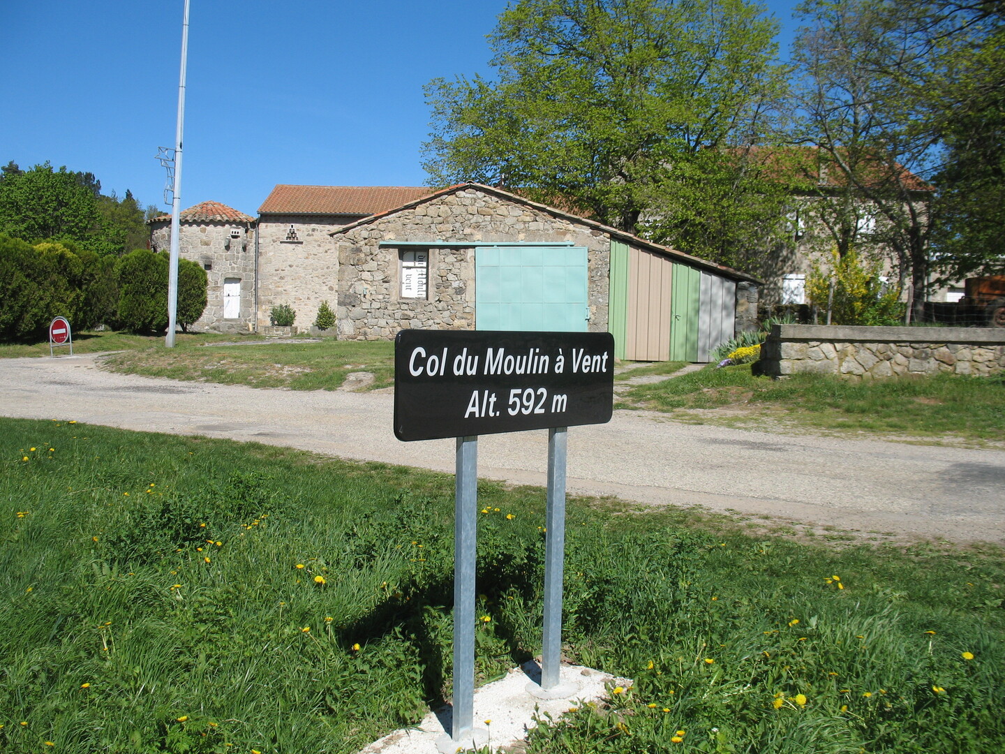 Col du Moulin à Vent (S) Passchild mit vermutlich ehemaliger Windmühle.