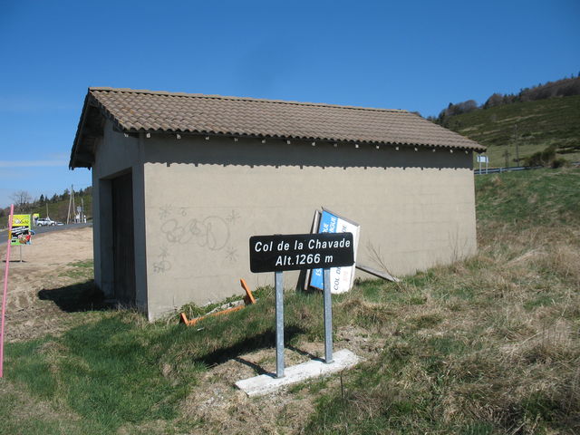 Col de la Chavade (O) Passschild auf der D239 mit Rumpelkammer