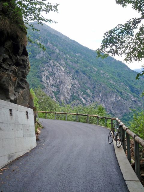 Naret 3000, funkelnagelneuer Straßenbelag auf dem Weg zur Alpe Brunescio.