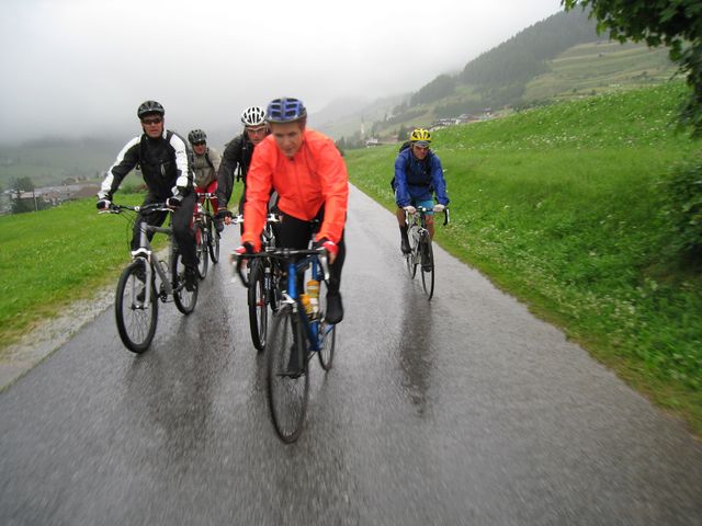 Immerhin kommen wir schneller durch den Regen als die Biker.