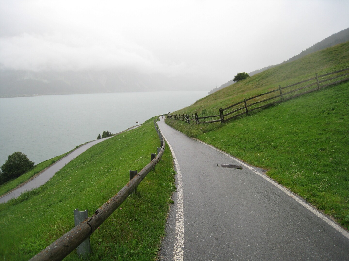 Der neue Radweg am Reschensee - sicherlich schön, aber nicht im Regen.