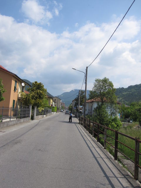 Gerade Straße in Sesta Godano.