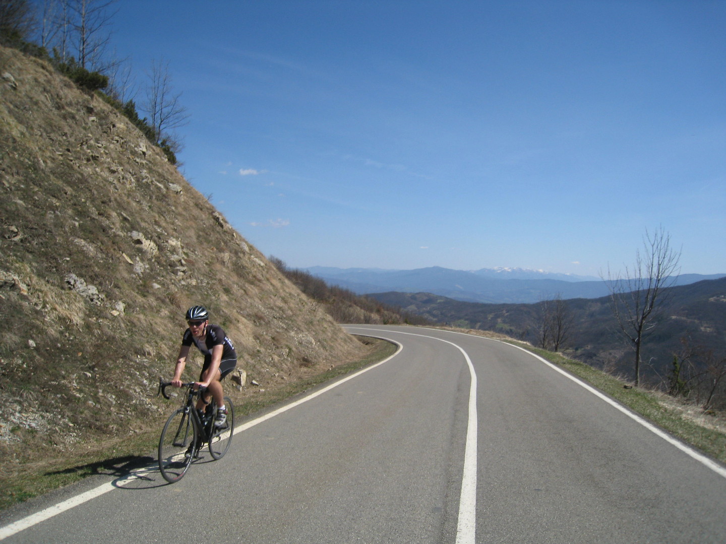 Im Vordergrund Christian, im Hintergrund die Apuanischen Alpen (Saisonauftakt in Ligurien 2011)