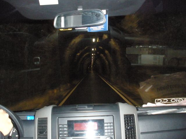 Im Munt-la-Schera-Tunnel. Bester Belag, leider nicht für uns Radfahrer.