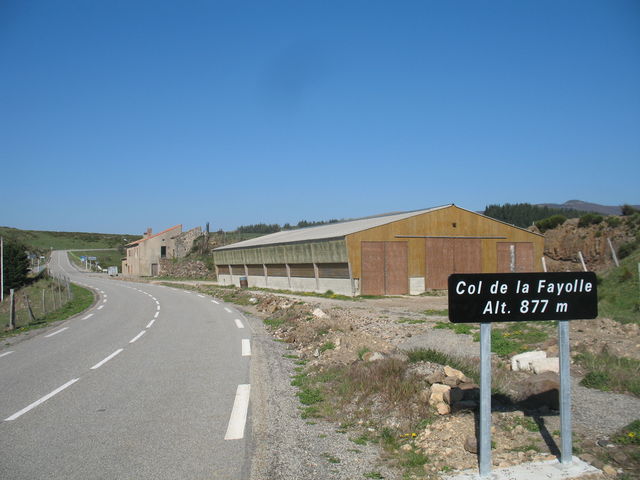 Col de la Fayolle (X) Hochpunkt mit Scheune oder Stall am Passschild an der D122