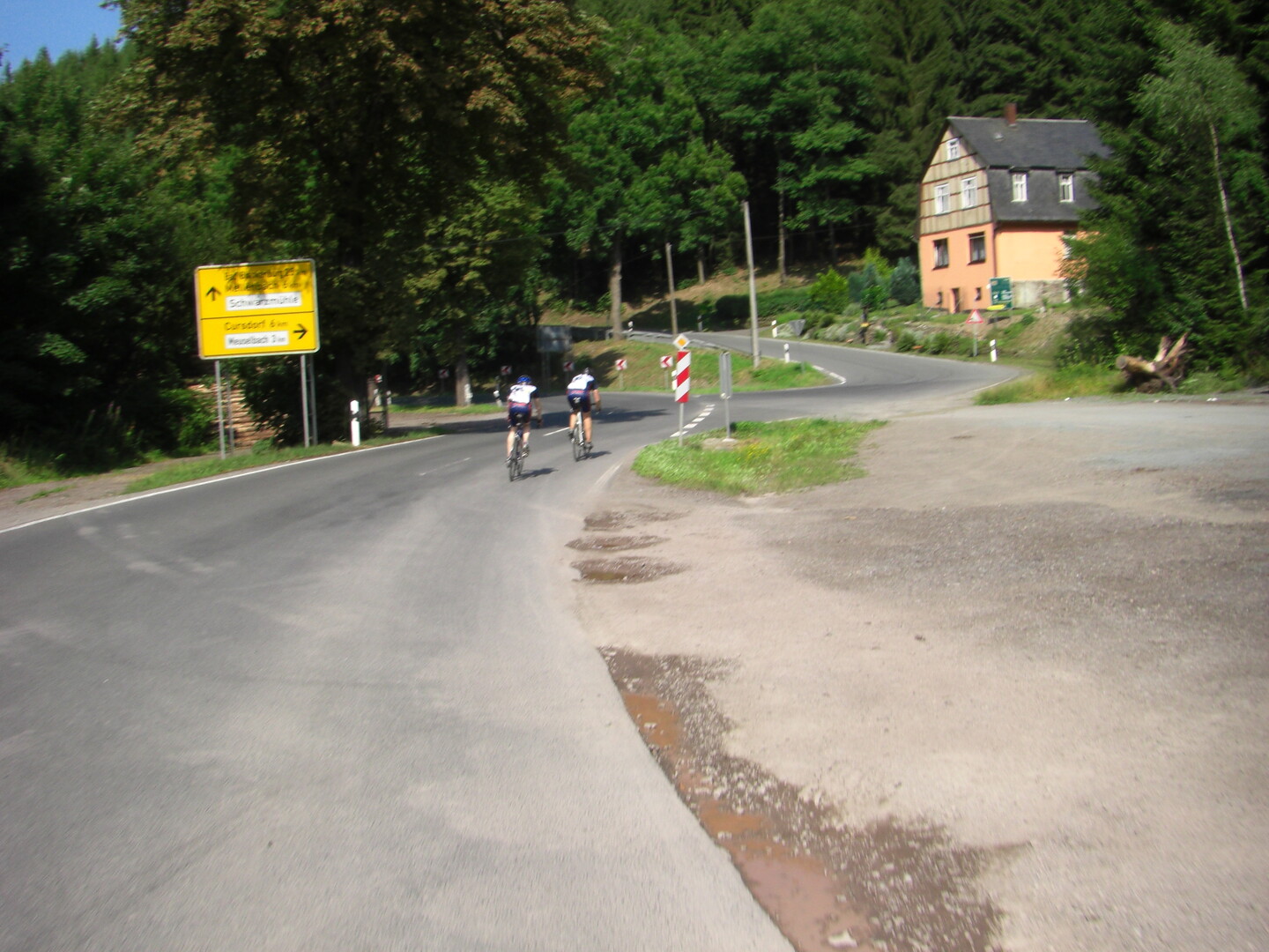 Hier zweigt rechts die Auffahrt nach [[Cursdorf|paesse|cursdorfer-kuppe]] ab.