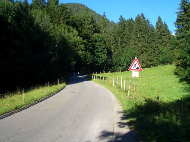 breite Straße zum Gasthaus Alpenblick