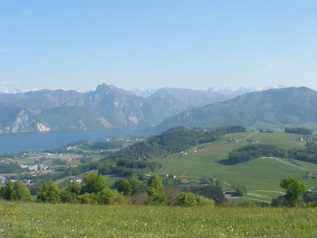 Grasberg mit Gasselkogel, Eibenberg und Totem Gebirge im Hintergrund.