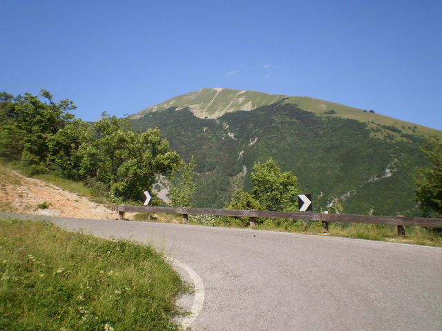 Südanfahrt: Der Monte Catria rückt näher.