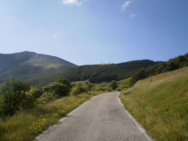 Südanfahrt: Links der Monte Acuto.