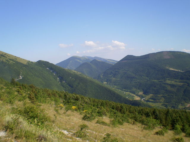 Südanfahrt: Blick nach Südosten zum Monte Cucco.