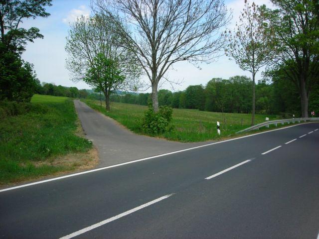 Start: Der Weg, der von der B276 nach Burkhards abzweigt.