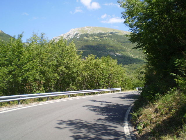 Nordwestanfahrt. Blick auf die Monti Sibillini.