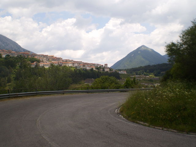 Nordanfahrt: Opi auf einem Hügelrücken, im Hintergrund der Monte Amaro.