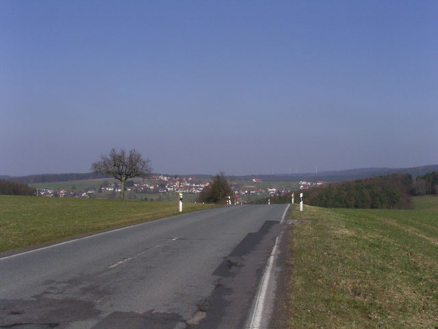 Blick zurück über Weiten-Gesäß (Hintergrund Windpark am ehemaligen Munilager Hainhaus).