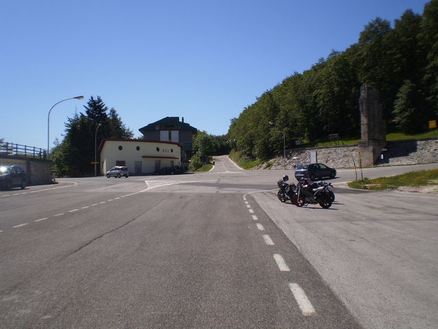 Südanfahrt: An dieser Riesenkreuzung in Campoforogna links. Die Straßen geradeaus und nach rechts weg sind nichts anderes als ein kurzer Rundkurs um den niedrigen Berggipfel neben der Kreuzung.