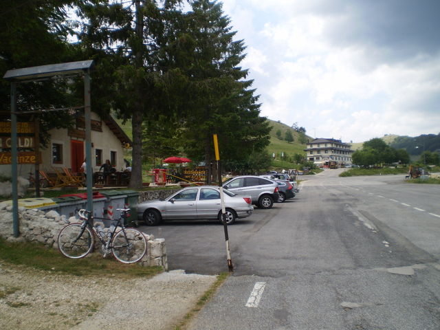 Südanfahrt: Vor der Paßhöhe ein Restaurant am "Passo Godi".