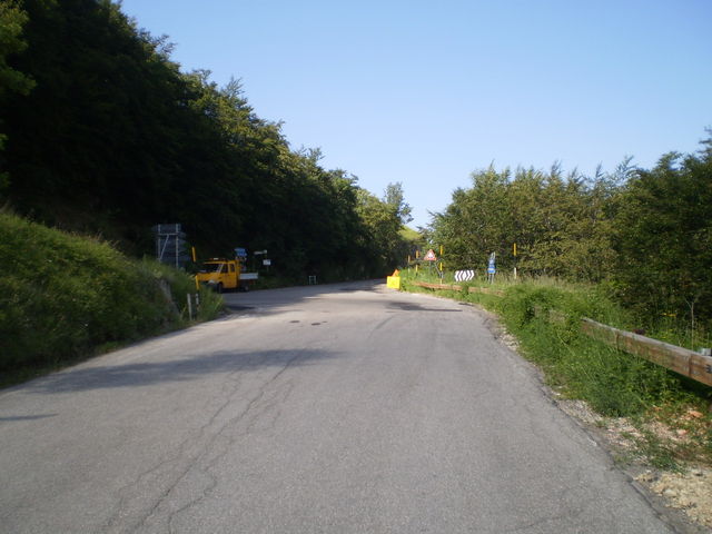 Südwestanfahrt: Links der direkte Weg zu den Hochflächen von Castelluccio.