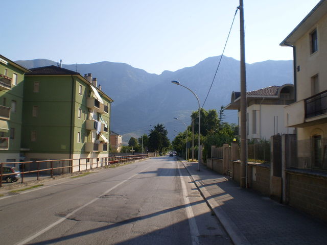 Westanfahrt: Auf der Via dei Capuccini aus Sulmona heraus.