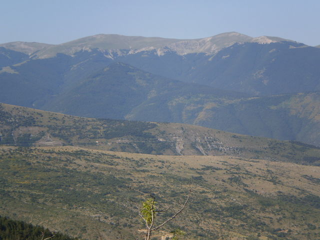 Westanfahrt: Das müßte das Massiv des Monte Genzana sein. Dahinter liegt der Nationalpark Abruzzen, Latium und Molise.