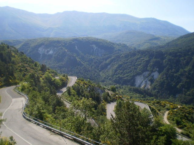 Westanfahrt: Serpentinen mit der Montagna della Majella dahinter.