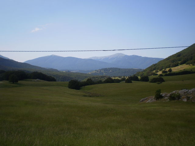 Das blöde Kabel versaut den Blick auf das südliche Ende der Montagna della Majella (das könnte der Monte Porrara sein).