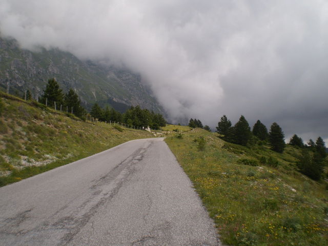 Südostanfahrt: Monte Vettore in Wolken gehüllt.