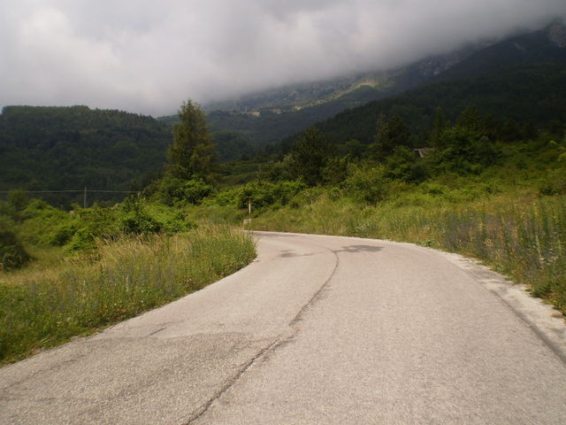 Südostanfahrt: Am Monte Vettore hängen die Wolken.