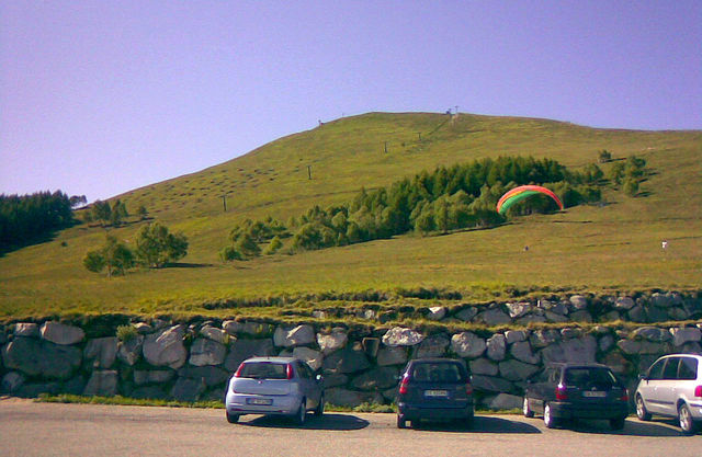 Blick vom Parkplatz am Rifugio zum Gipfel des Monte Croce di Muggio (1799 m).