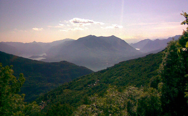 Blick von einer der obersten Kehren Richtung Westen über den Lago di Como. Rechts ist noch ein Zipfel des Lago di Lugano zu erkennen, darüber sind ganz schwach in der Ferne die 4000er des Monte Rosa-Gebiets zu erahnen.