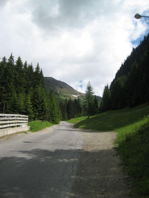 Die Straße biegt in das Tal des Fimbalbaches ein.