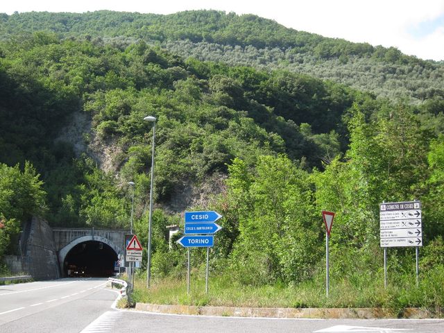Abzweig von der SS28 nach Cesio unmittelbar vor dem Tunnel San Bartolomeo