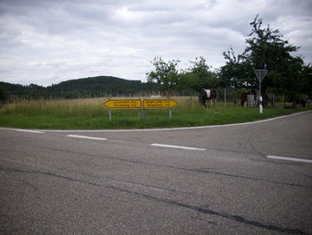 Das Prevorst-Pass-Ziel von Gronau kommend über 4,4km befindet sich vorm Ortseingang Prevorst, gelber Wegweiser Abzweigung nach Spiegelberg